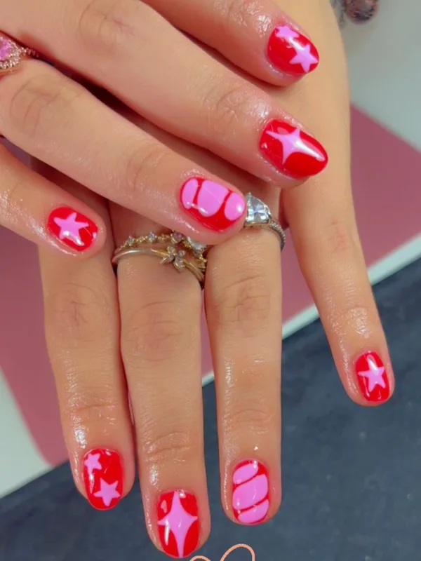 Estrellas rojas y rosas