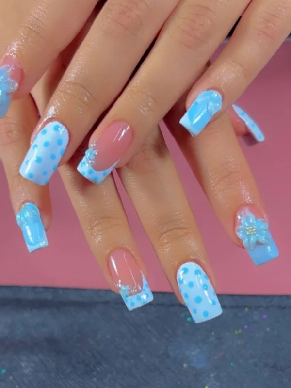 Francesa azul cielo con puntos